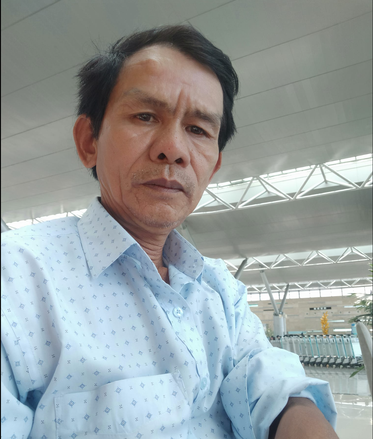 Thợ cốp pha đang kiểm tra kỹ thuật